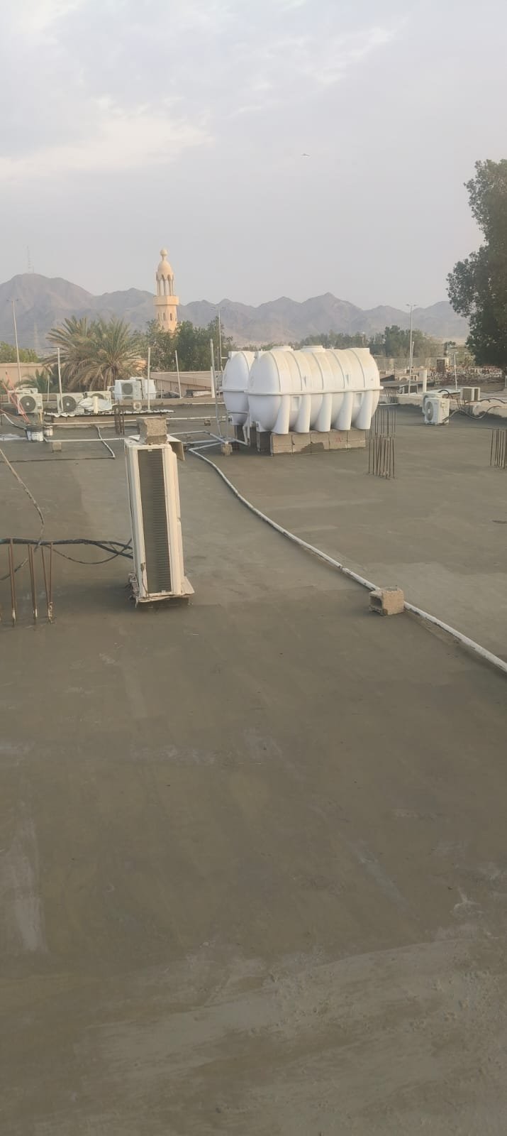 عزل الأسطح بجدة: تطبيق طبقة العزل المائي على السطح
